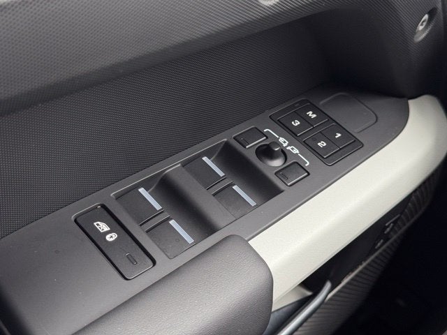 2023 Land Rover Defender 130 SE