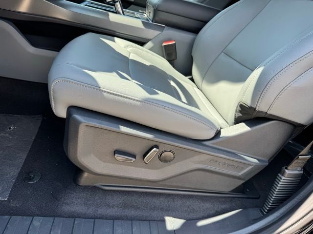 2025 Ford F-150 Lightning Flash w/ Extended Range Battery + Mobile Cord