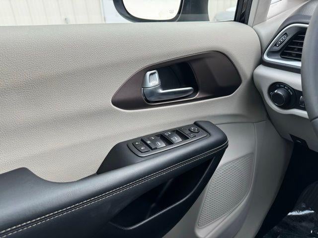 2024 Chrysler Voyager LX FWD