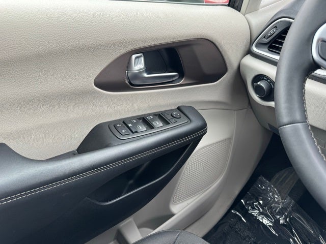 2023 Chrysler Voyager LX FWD