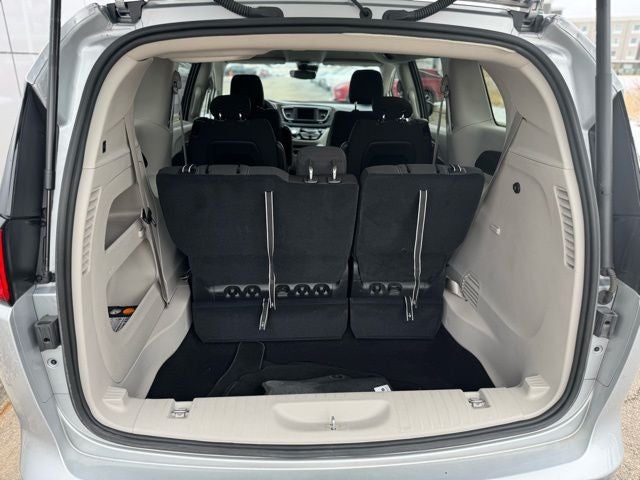 2023 Chrysler Voyager LX FWD