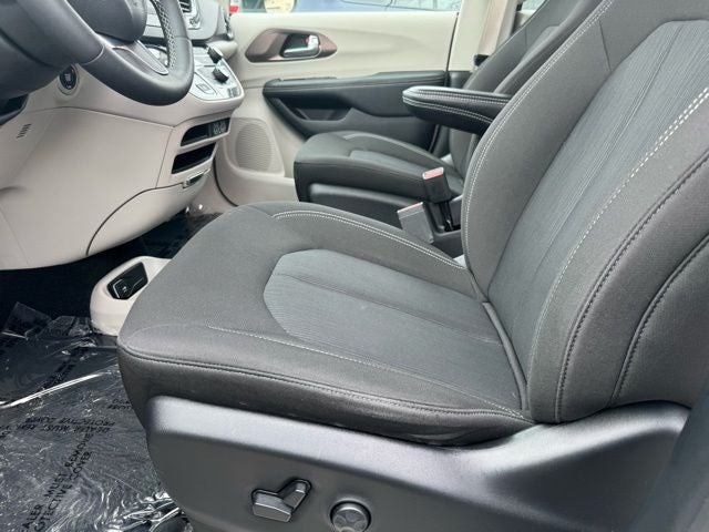 2023 Chrysler Voyager LX FWD