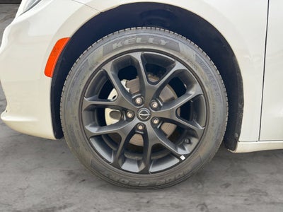 2025 Chrysler Pacifica Limited FWD