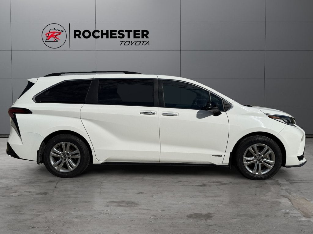 2021 Toyota Sienna XSE 7 Passenger