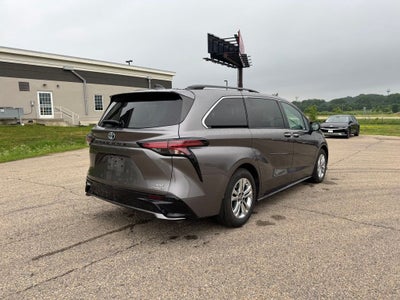 2022 Toyota Sienna XSE 7 Passenger