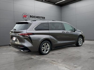 2022 Toyota Sienna XSE 7 Passenger