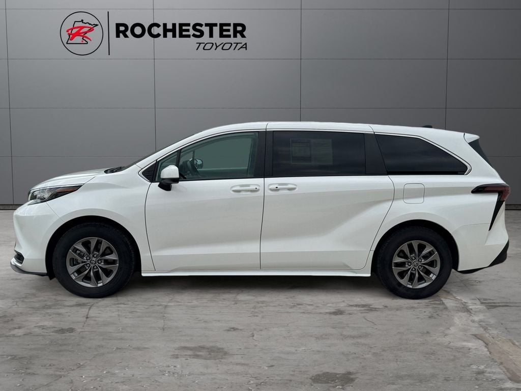 2023 Toyota Sienna LE 8 Passenger
