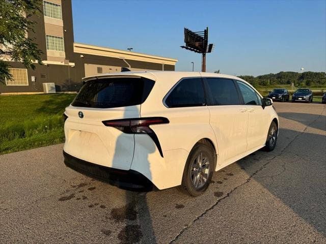 2023 Toyota Sienna LE 8 Passenger
