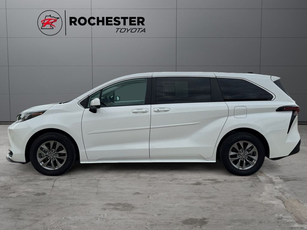 2025 Toyota Sienna LE 8 Passenger