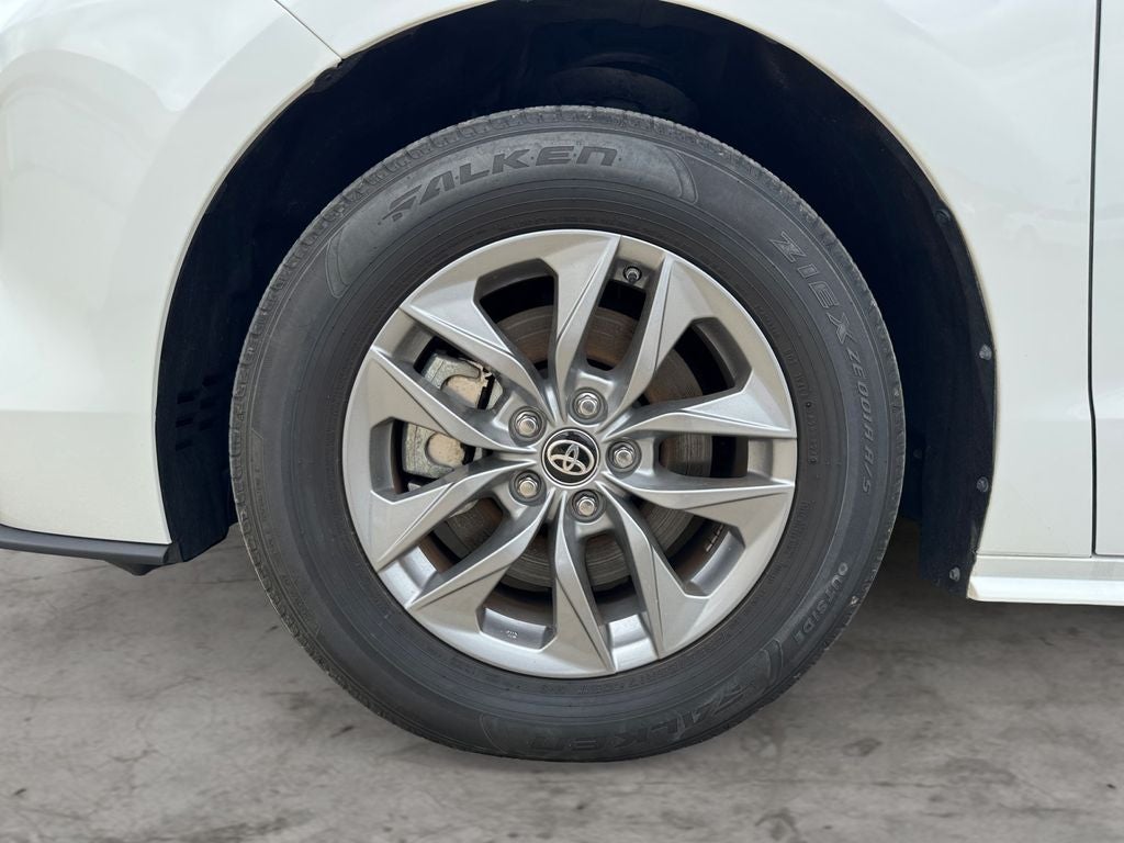 2025 Toyota Sienna LE 8 Passenger
