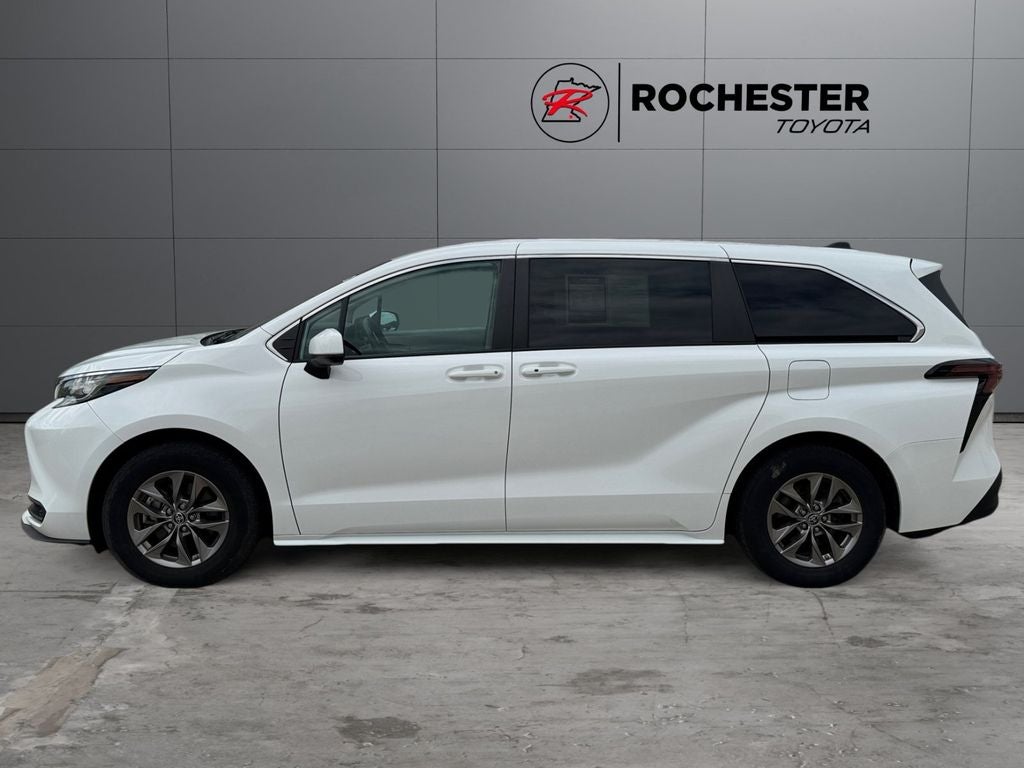 2023 Toyota Sienna LE 8 Passenger