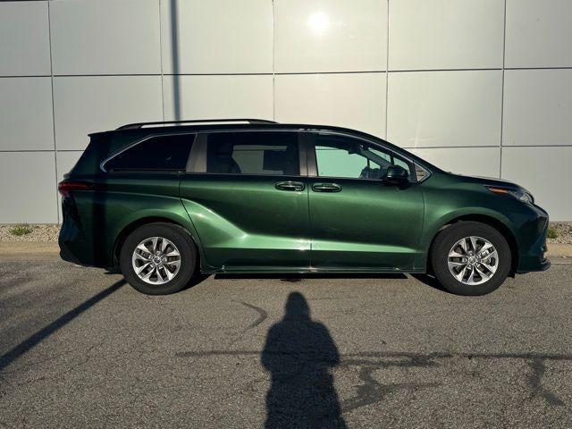 2022 Toyota Sienna LE 8 Passenger