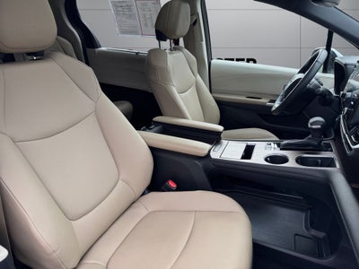 2022 Toyota Sienna XLE 8 Passenger