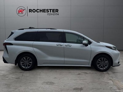 2022 Toyota Sienna XLE 8 Passenger