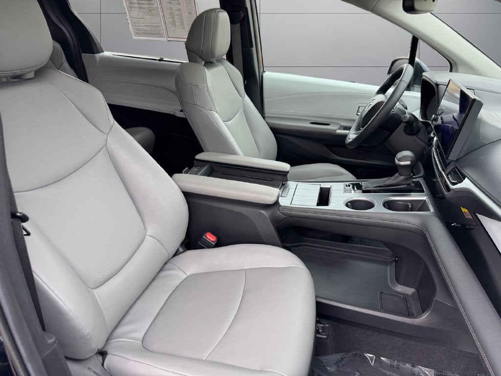 2025 Toyota Sienna XLE 8 Passenger