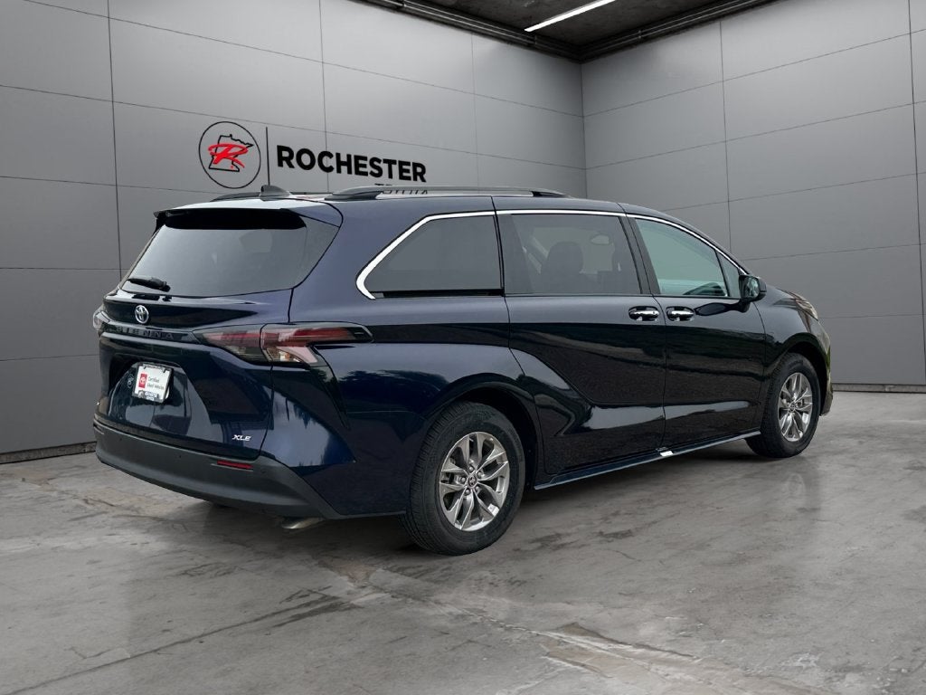 2025 Toyota Sienna XLE 8 Passenger
