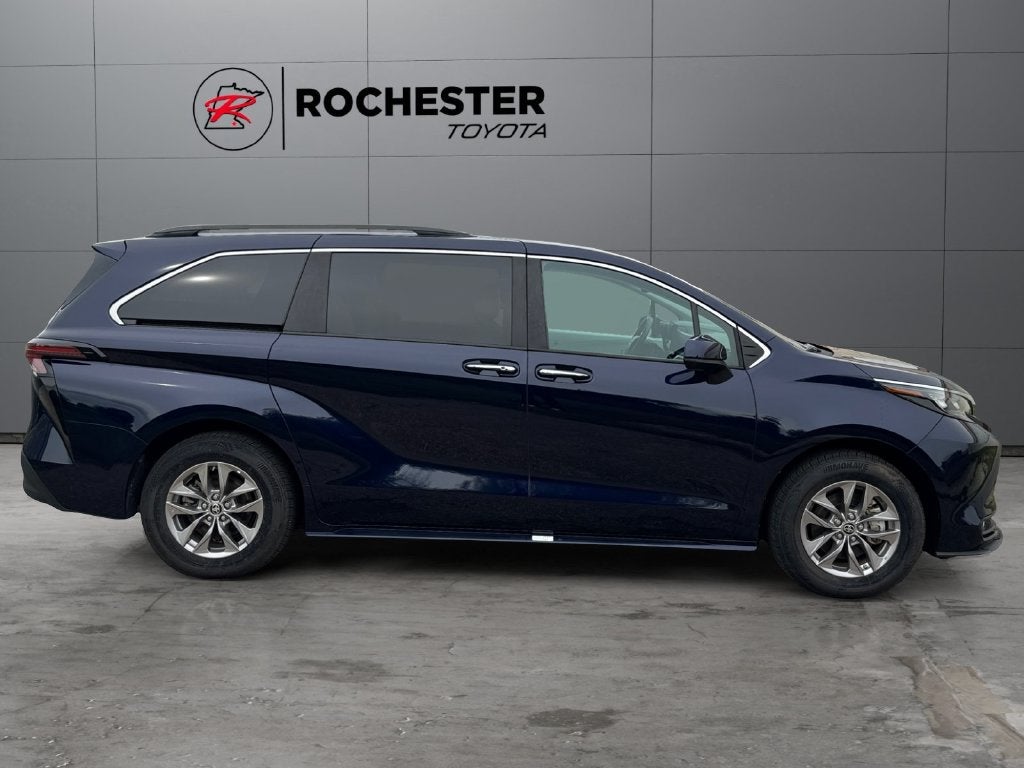 2025 Toyota Sienna XLE 8 Passenger