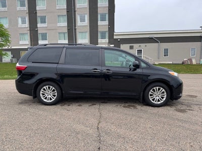 2017 Toyota Sienna XLE 8 Passenger