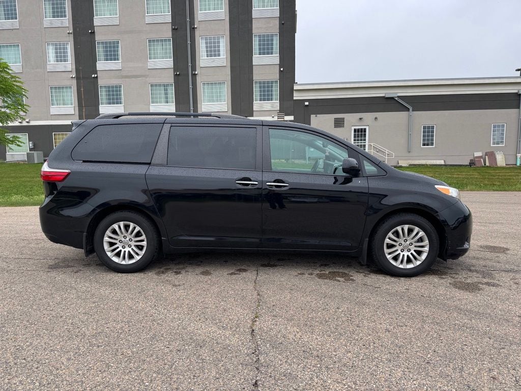 2017 Toyota Sienna XLE 8 Passenger