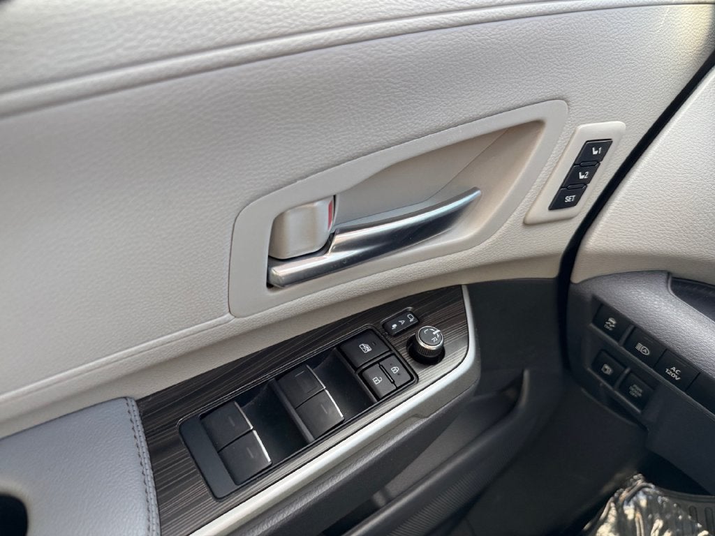 2023 Toyota Sienna Limited 7 Passenger