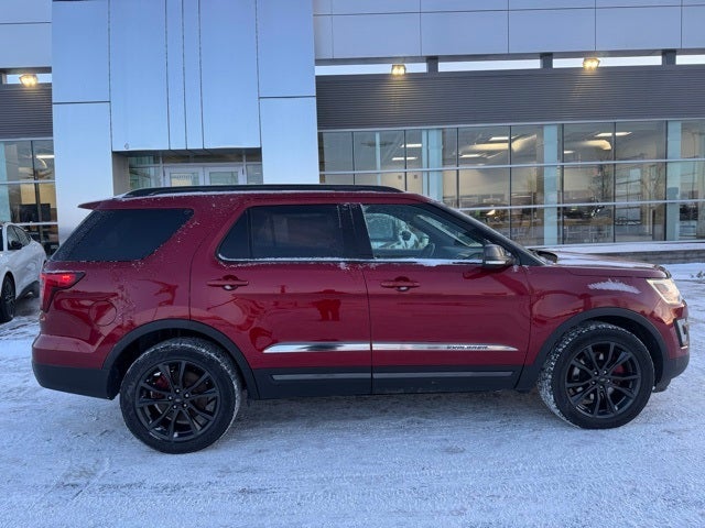 2017 Ford Explorer XLT w/ Twin Panel Moonroof + Tow Package