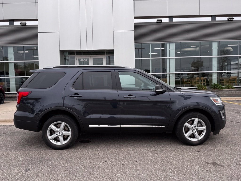 2017 Ford Explorer XLT w/Heated Steering Wheel + Tow Pkg