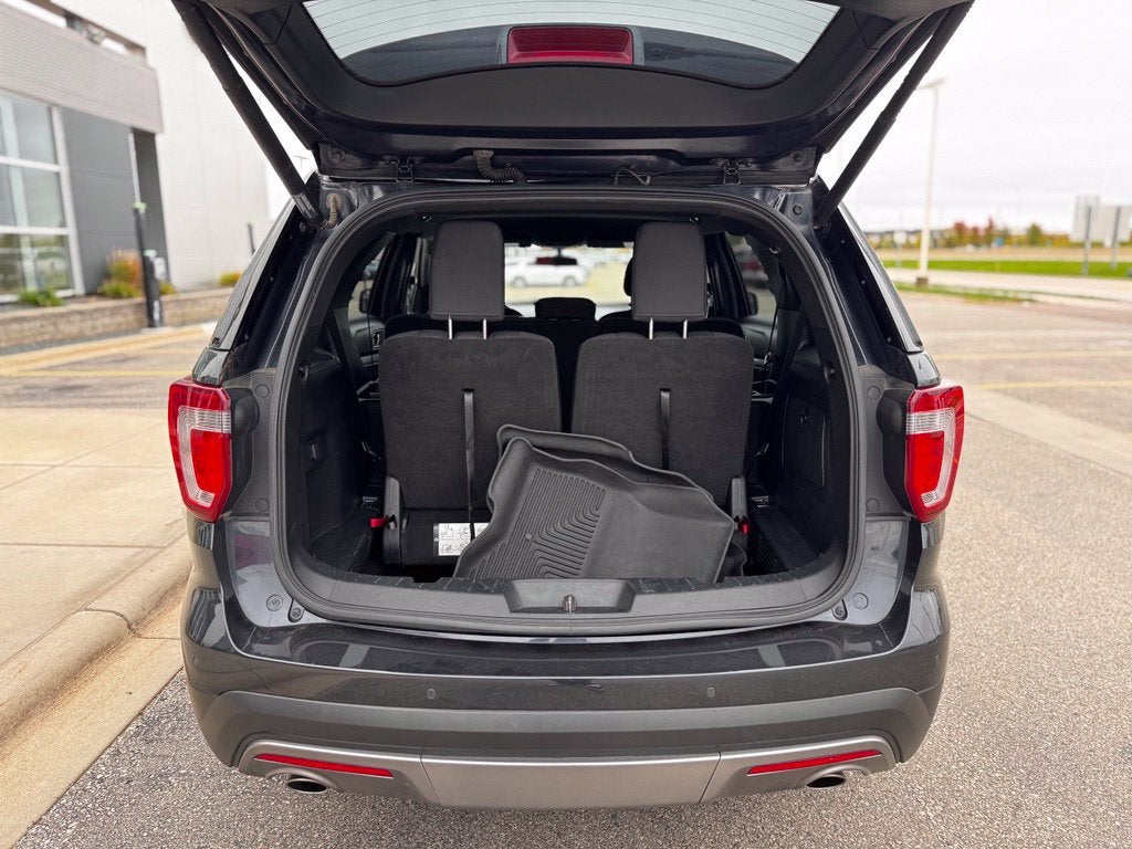 2017 Ford Explorer XLT w/Heated Steering Wheel + Tow Pkg