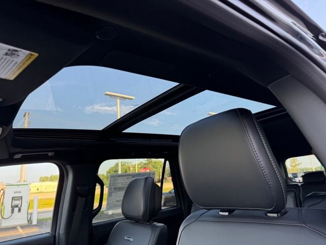 2027 Ford Expedition Max Platinum w/Permorance Pkg + Panoramic Vista Roof