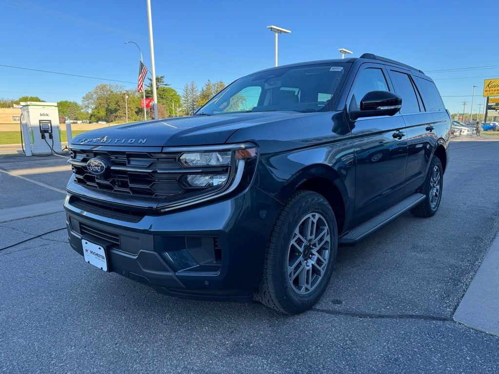 2026 Ford Expedition Active w/Panoramic Roof + 20" Wheels