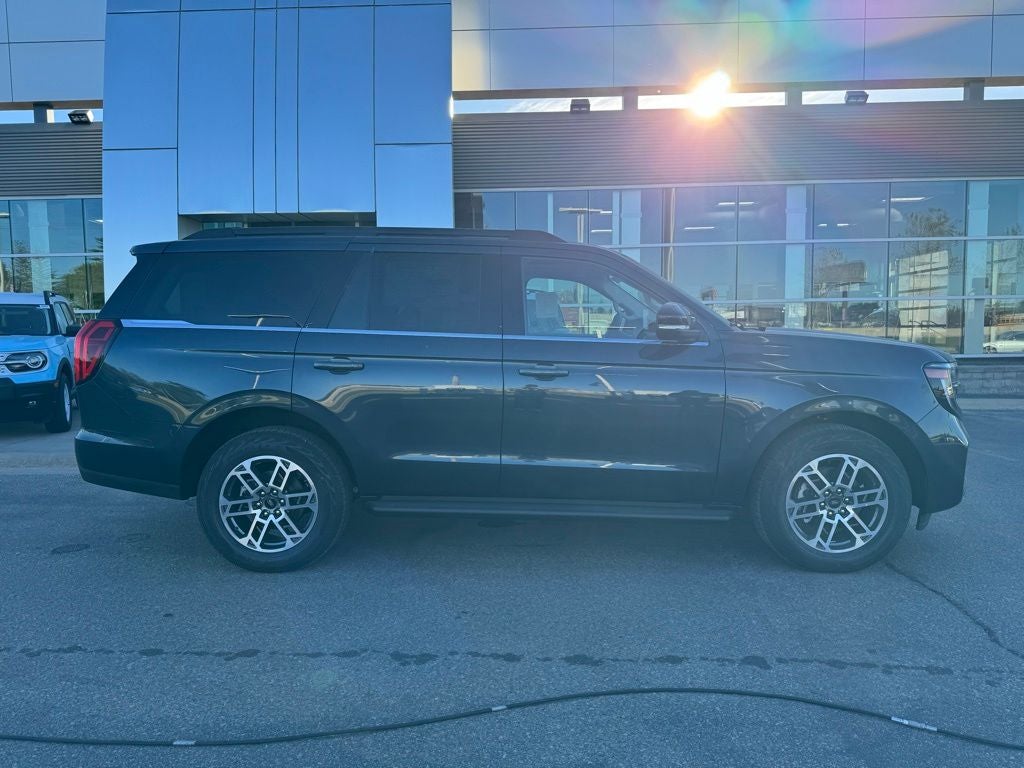 2026 Ford Expedition Active w/Panoramic Roof + 20" Wheels