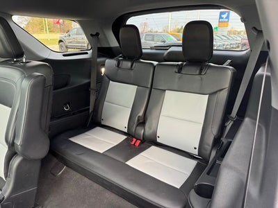 2023 Ford Explorer XLT w/ Twin Panel Moonroof + Tow Package