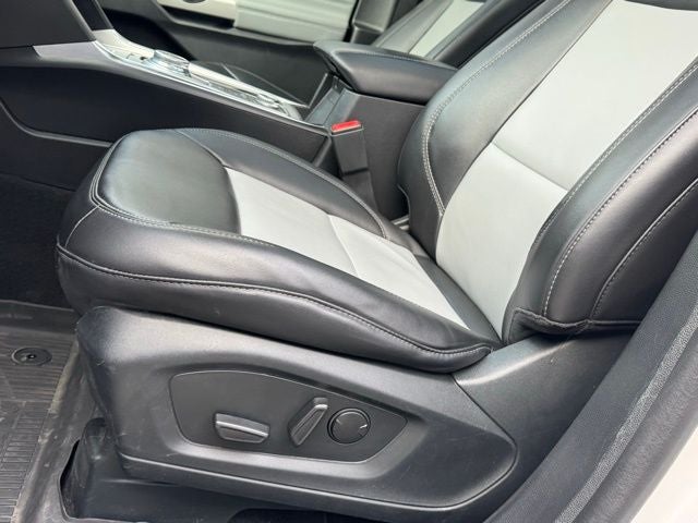 2023 Ford Explorer XLT w/ Twin Panel Moonroof + Tow Package