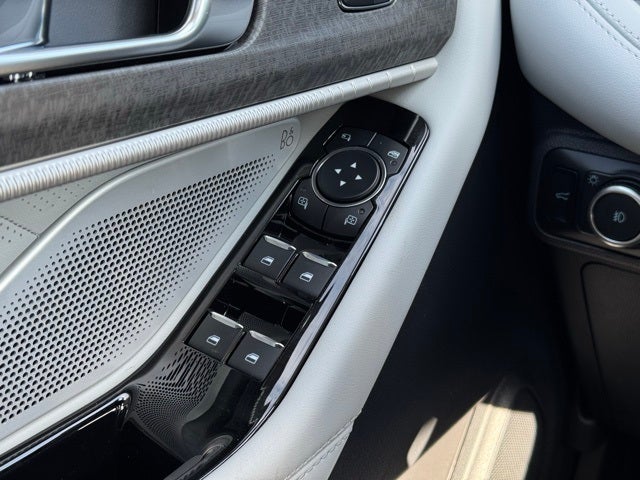 2026 Ford Explorer Platinum w/Glass Roof + Massaging Seats