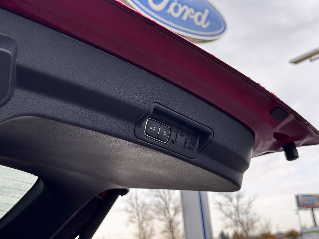 2026 Ford Explorer ST-Line w/Glass roof + Premium Pkg