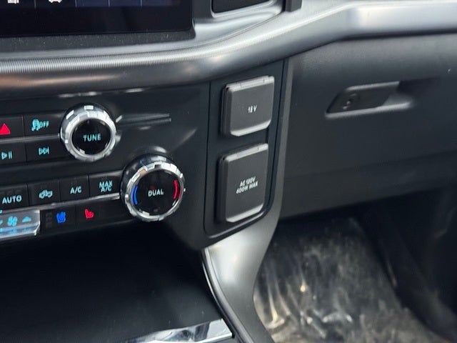 2025 Ford F-150 Lariat w/Tailgate Step + Black App Pkg