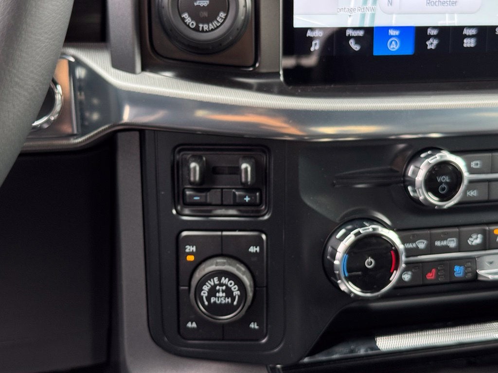 2026 Ford F-150 Lariat w/Twin Panel Roof + FX4 Pkg
