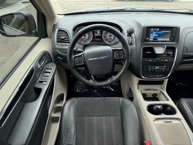 2014 Chrysler Town & Country Touring-L