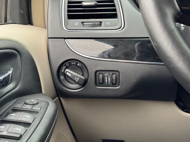 2014 Chrysler Town & Country Touring-L