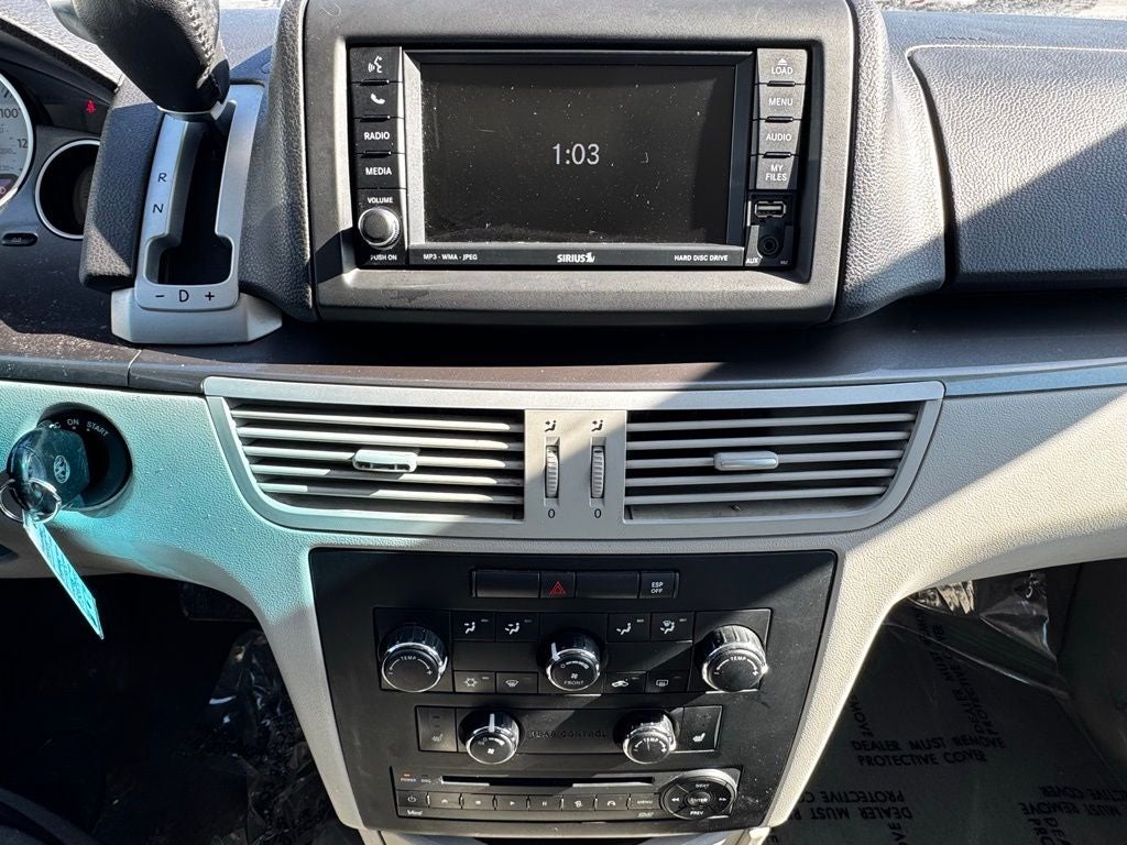 2010 Volkswagen Routan SE