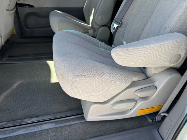 2013 Toyota Sienna LE 8 Passenger