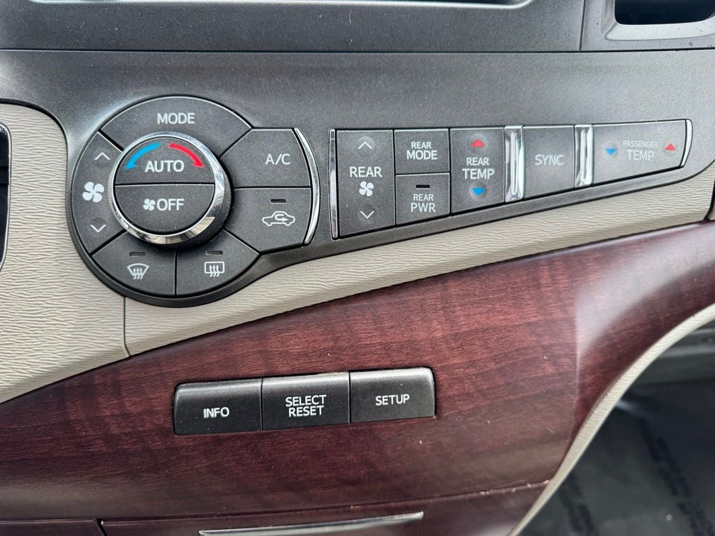 2014 Toyota Sienna XLE 8 Passenger