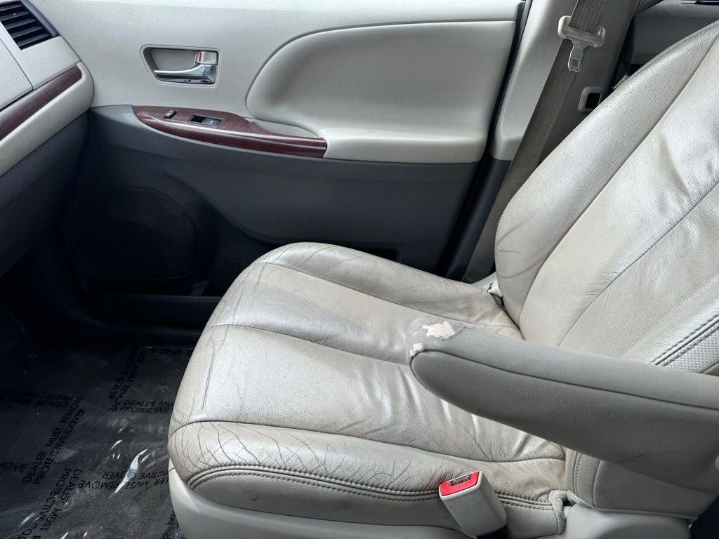 2014 Toyota Sienna XLE 8 Passenger