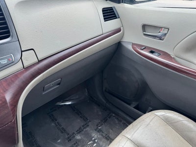 2014 Toyota Sienna XLE 8 Passenger