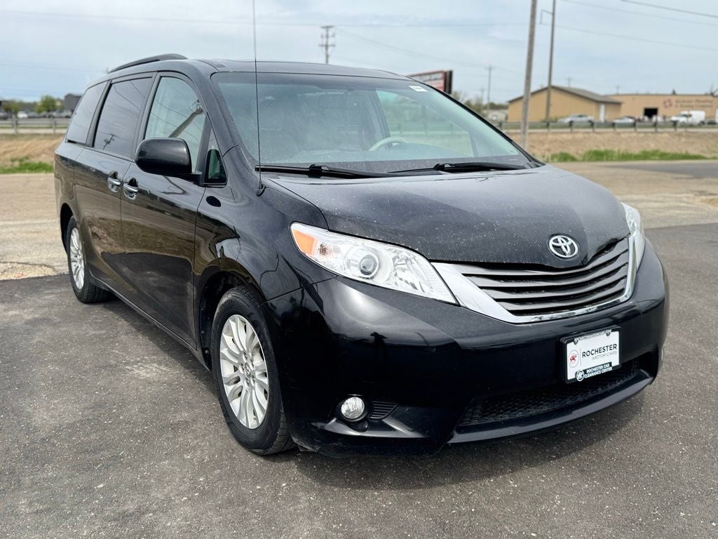 2014 Toyota Sienna XLE 8 Passenger