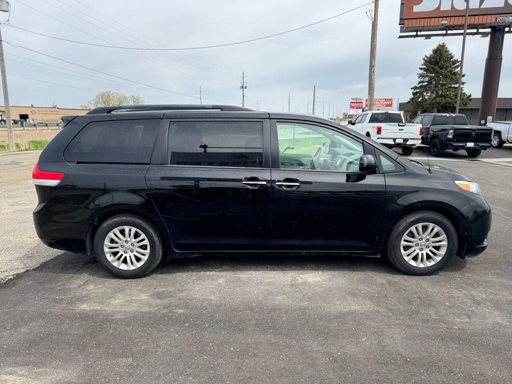 2014 Toyota Sienna XLE 8 Passenger