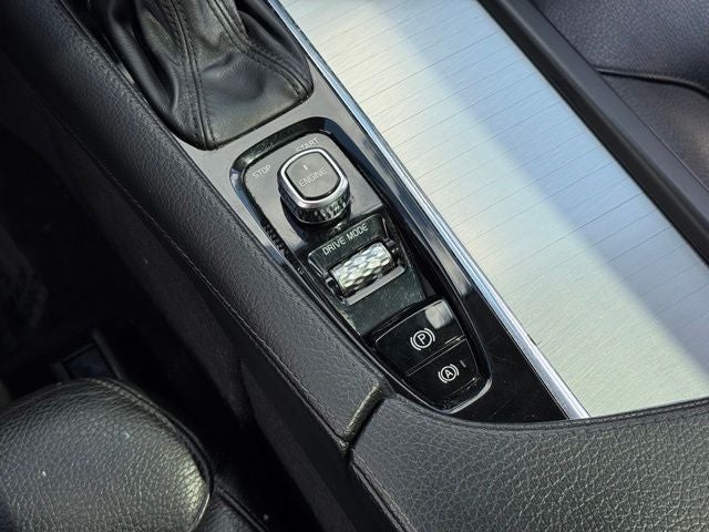 2017 Volvo XC90 T6 Momentum