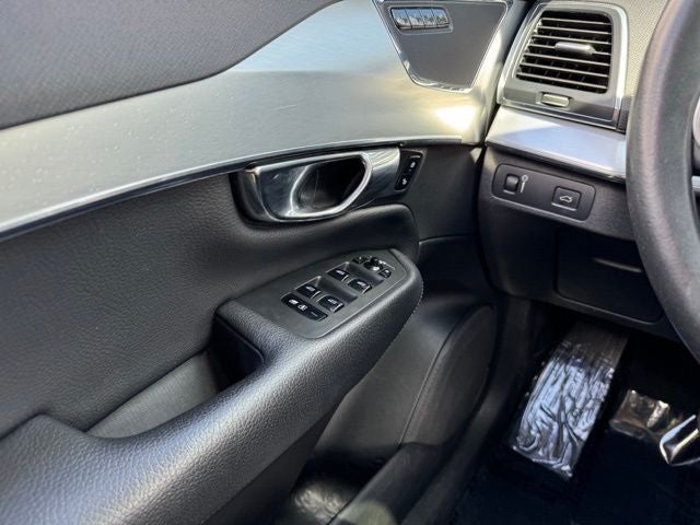 2017 Volvo XC90 T6 Momentum